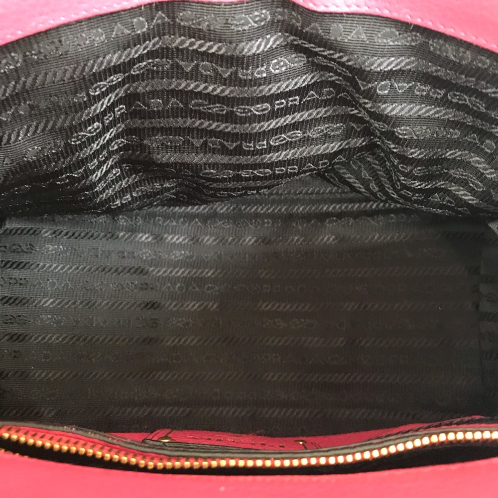 100% Authentic Prada Fuchsia Leather Crossbody - Picture 6 of 8